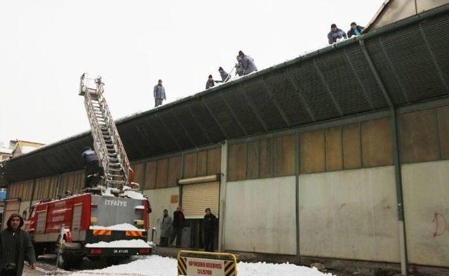 Kurtuluş Kapalı Pazar Yerinin Çatısı Kardan Temizlendi