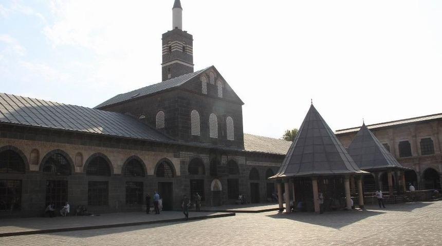 Hem G&uuml;neşin Hem De Tarihi G&uuml;zelliklerin Tadını &Ccedil;ıkardılar