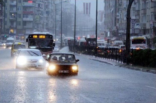 ANTALYA'DA YAĞMUR HAYATI OLUMSUZ ETKİLEDİ