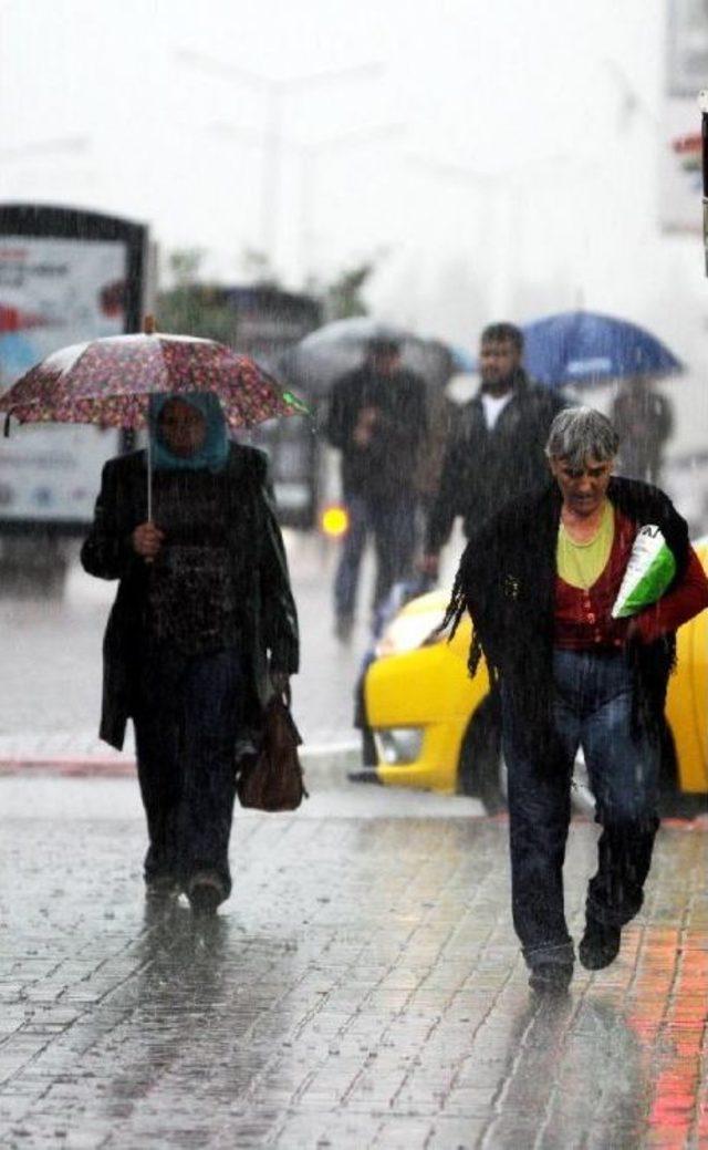 ANTALYA'DA YAĞMUR HAYATI OLUMSUZ ETKİLEDİ