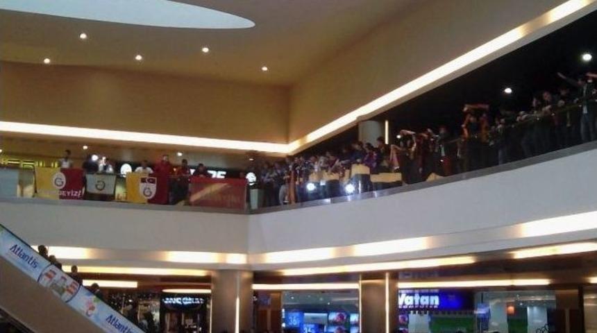 Derbi &Ouml;ncesi Galatasaraylı Taraftarlar Avm&rsquo;yi Bastı