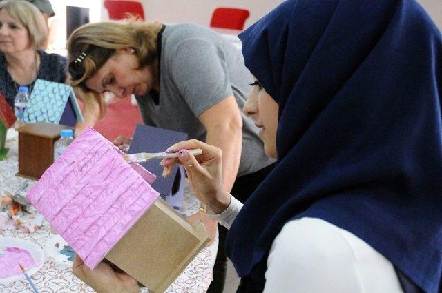 Suriyeli Kadınlardan Reng&acirc;renk Kuş Yuvaları 1