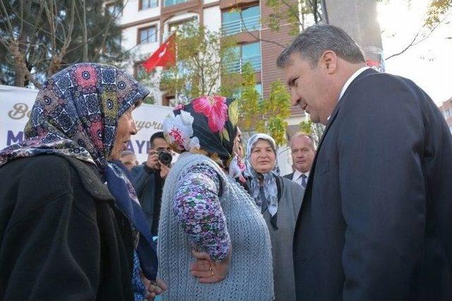 Başkan &Ccedil;er&ccedil;i&rsquo;den Vatandaşlara Aşure İkramı 1