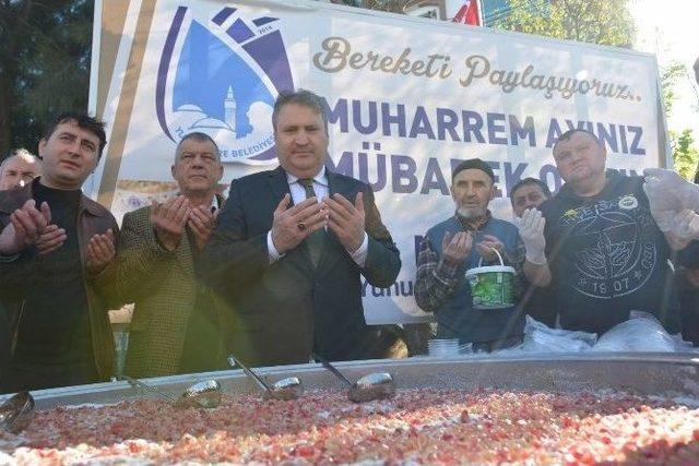 Başkan &Ccedil;er&ccedil;i&rsquo;den Vatandaşlara Aşure İkramı 2