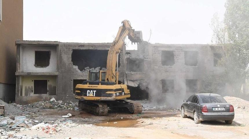 Muş&rsquo;ta Metruk Binalar Yıktırılıyor