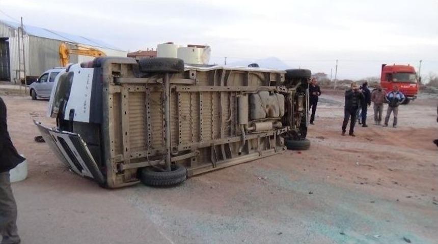 Servis Minib&uuml;s&uuml; İle Otomobil &Ccedil;arpıştı: 3&rsquo;&uuml; &Ccedil;ocuk 6 Yaralı