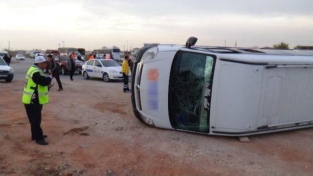 Servis Minibüsü İle Otomobil Çarpıştı: 3’ü Çocuk 6 Yaralı