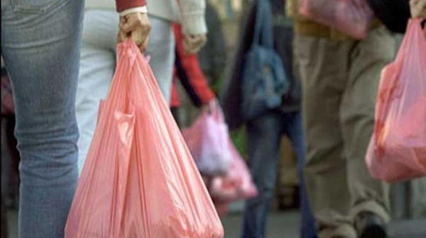 İngiltere&rsquo;deki Marketlerde Plastik Torbaların &Uuml;cretli Olması Torba Kullanımını %85 Azalttı