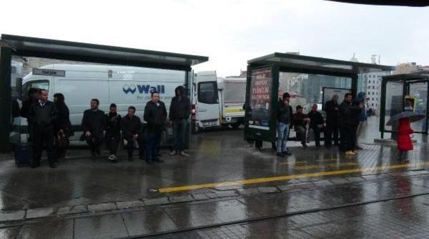 TAKSİM MEYDANI'NDAKİ TRAMVAY DURAĞI S&Ouml;K&Uuml;LD&Uuml;