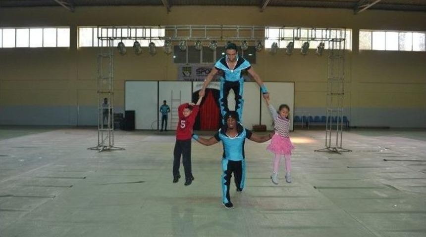 Troya Sirki&rsquo;nin G&ouml;sterileri &Ccedil;ocukları Eğlendirdi