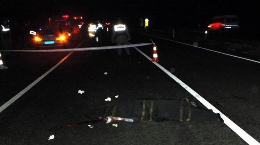 Otob&uuml;sten İndi Otomobilin Altında Kaldı