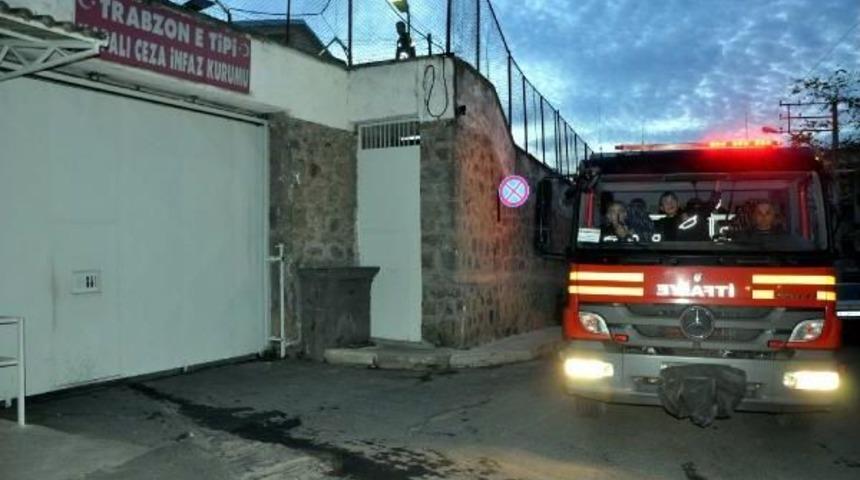 TRABZON'DA CEZAEVİNDE YANGIN ÇIKTI, İTFAYE ARACI KAPIDA SIKIŞTI