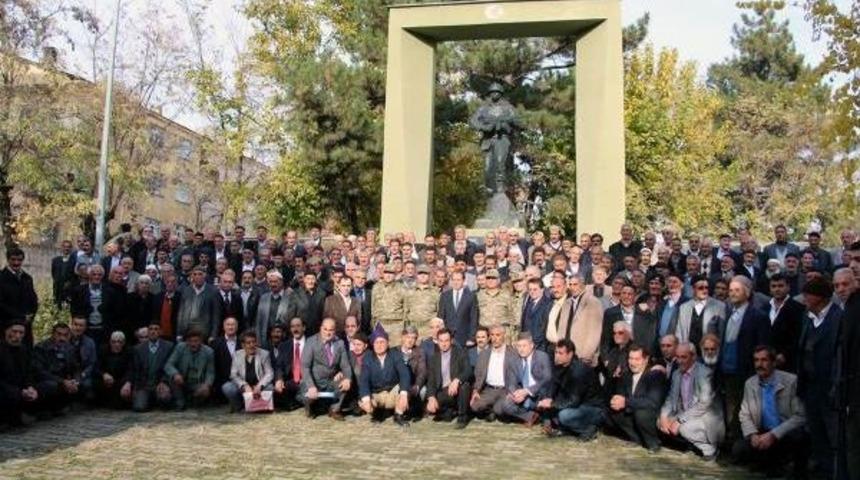 KOMUTANLAR, EMEKLİ K&Ouml;Y KORUCULARINA &Uuml;ST&Uuml;N HİZMET BELGESİ VERDİ