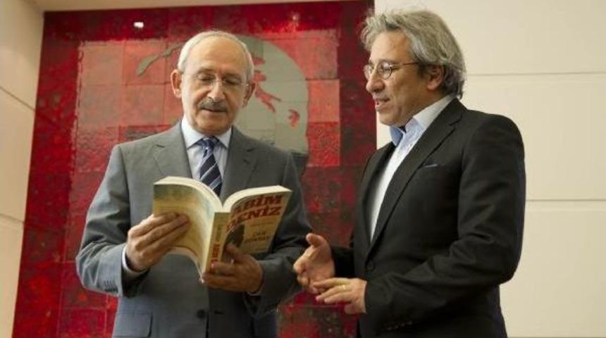 CAN D&Uuml;NDAR, KILI&Ccedil;DAROĞLU'NA KİTAP İMZALADI