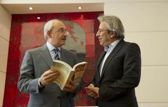 CAN DÜNDAR, KILIÇDAROĞLU'NA KİTAP İMZALADI