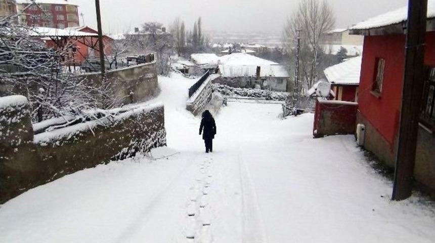 Yozgat Sabaha Kar &Ouml;rt&uuml;s&uuml;yle Uyandı