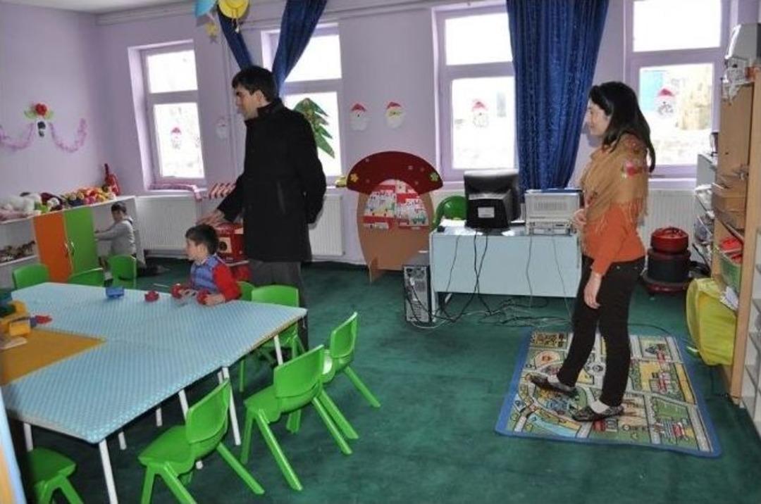 Kaymakamdan G&uuml;ly&uuml;z&uuml; K&ouml;y&uuml; Okuluna S&uuml;rpriz Ziyaret