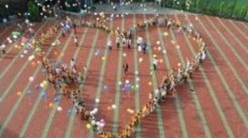 K&uuml;lt&uuml;rl&uuml; &Ccedil;ocuklar Okul Bah&ccedil;esinde Kalp Oluşturdu