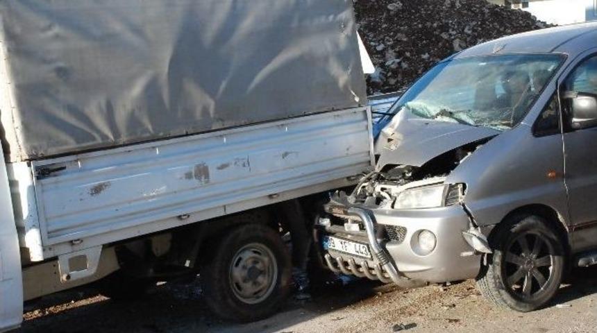 Didim&rsquo;de Trafik Kazası: 1&rsquo;i Ağır 2 Yaralı