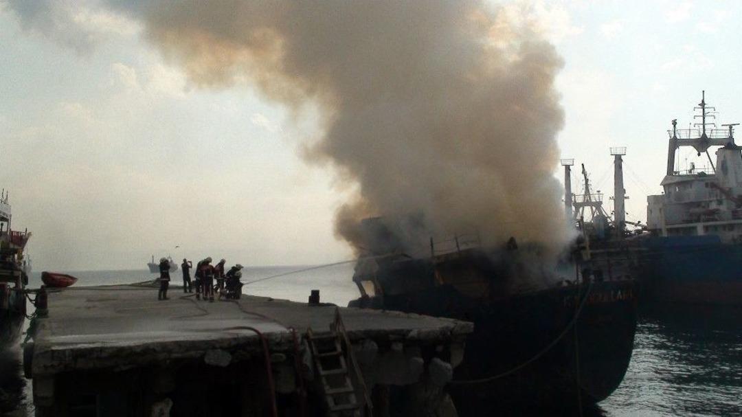 Kartal Sahilinde Demirli İcralık Gemide Yangın