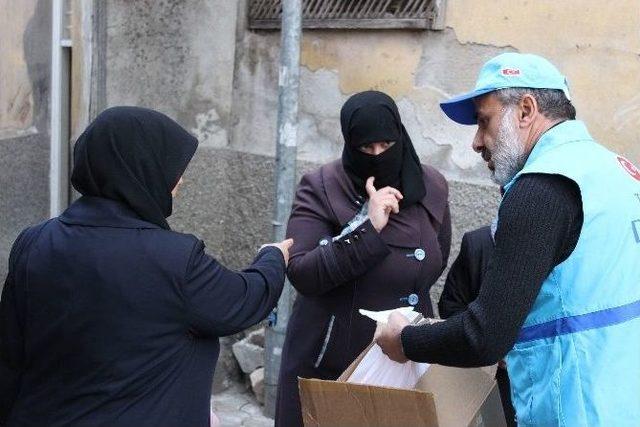 Kahramanmaraş’taki Suriyelilere Gıda Ve Giyecek Yardımı