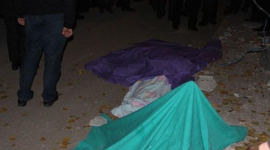 Freni Boşalan Kamyon Yolda Y&uuml;r&uuml;yen Genci Ezdi