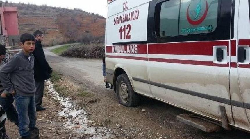 Ambulansın Lastiği Patladı, Yardıma İmamlar Koştu