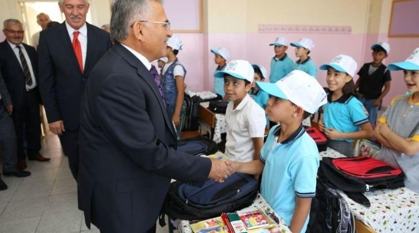 Melikgazi&rsquo;den Okullara Kırtasiye Ve &Ccedil;anta Yardımı