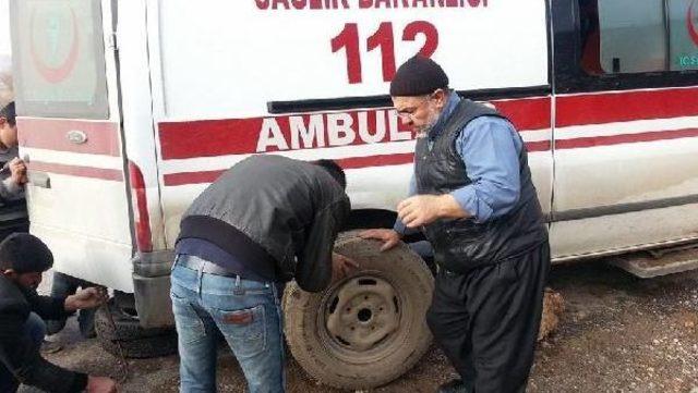 Ambulansın Lastiği Patladı, Yardıma İmamlar Koştu