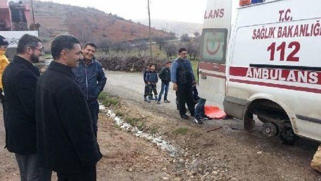 Ambulansın Lastiği Patladı, Yardıma İmamlar Koştu