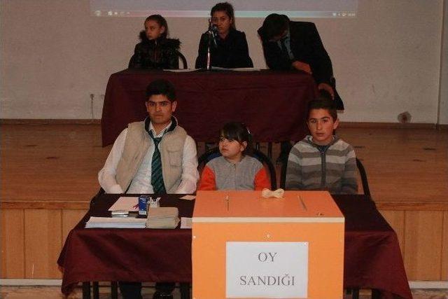 Erzincan&rsquo;da &Ouml;ğrencilere Demokrasi K&uuml;lt&uuml;r&uuml; Oluşturuluyor 3