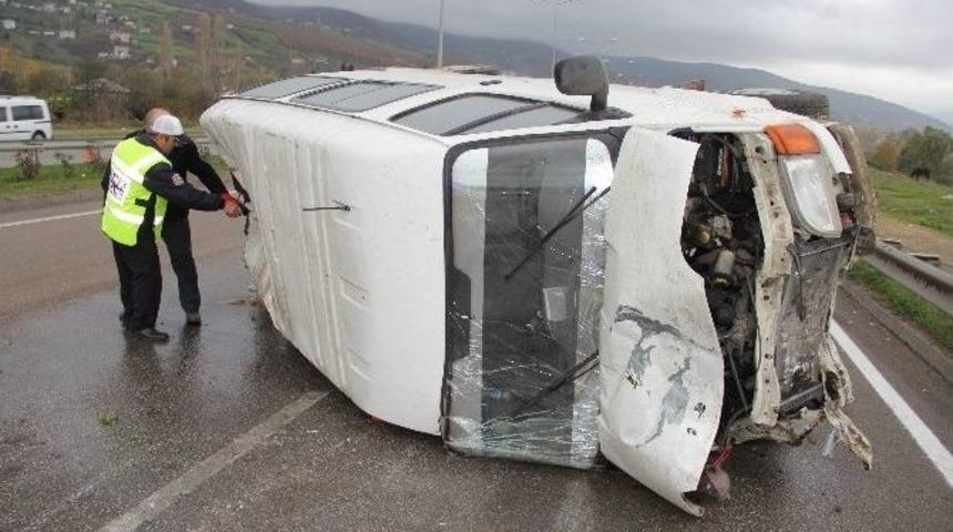 Samsun&rsquo;da Minib&uuml;s Takla Attı: 1 Yaralı