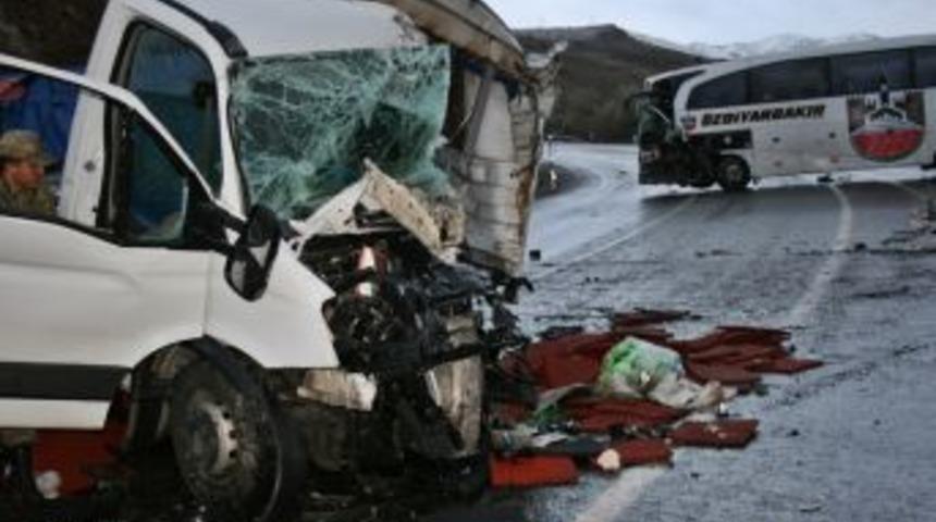 Yolcu Otob&uuml;s&uuml; Kamyonetle &ccedil;arpıştı 9 yaralı