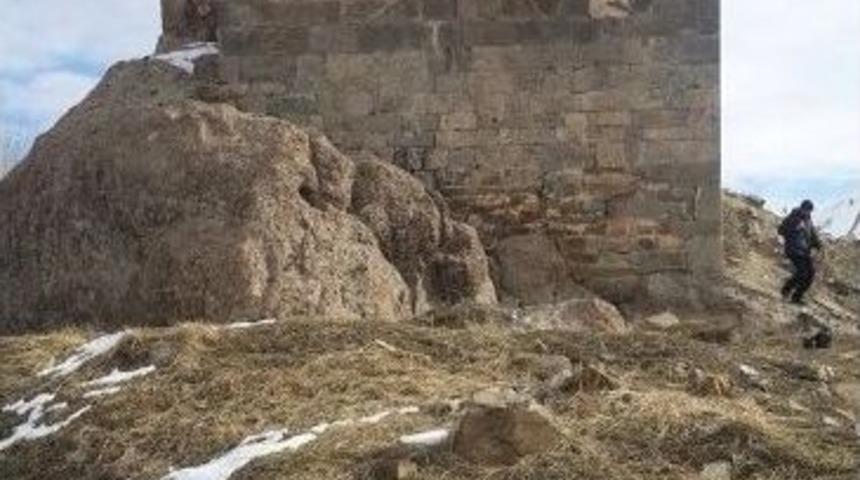 (&ouml;zel Haber) Tarihi Ko&ccedil;anis Kilisesinde Ka&ccedil;ak Kazı