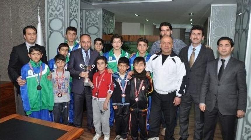 &Uuml;z&uuml;lmez, Şampiyon G&uuml;reş&ccedil;ileri &Ouml;d&uuml;llendirdi