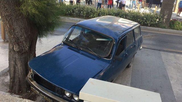 Milas’ta Öğrenci Servisi İle Otomobil Çarpıştı: 1 Yaralı