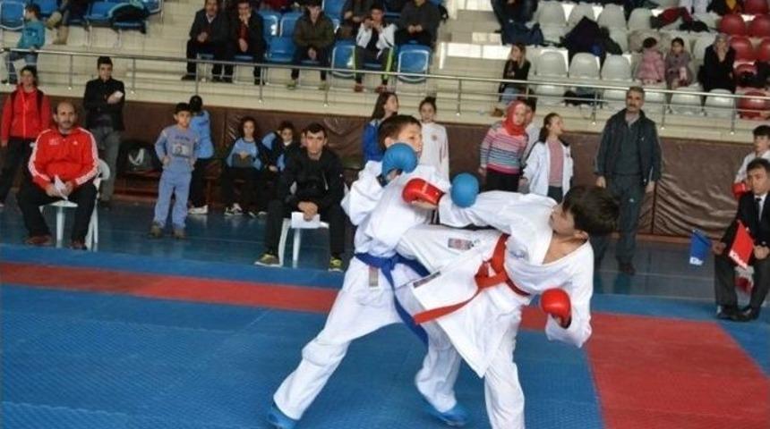 Trabzonlu Karateciler Madalyaları Topladı