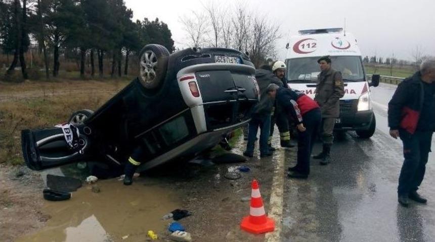 Kontrolden &Ccedil;ıkan Otomobil Takla Attı: 3 Yaralı