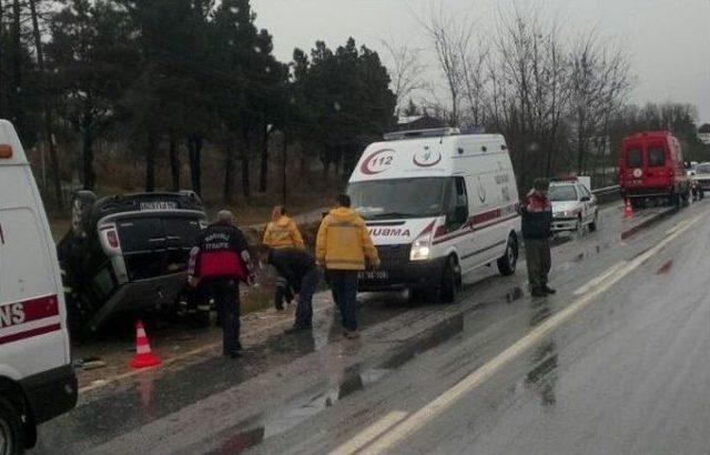 Kontrolden &Ccedil;ıkan Otomobil Takla Attı: 3 Yaralı 1