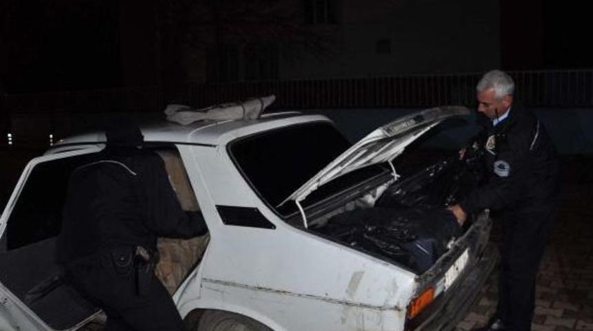 Kovalamaca Sonunda Durdurulan Otomobilde Ka&ccedil;ak Sigaraya 2 G&ouml;zaltı