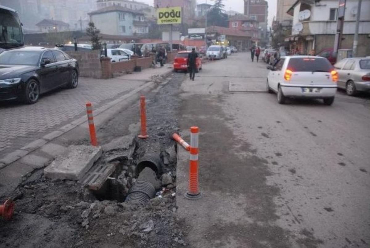 Belediyenin Aylardır Kapatamadığı &Ccedil;ukurlar &Ouml;l&uuml;me Davetiye &Ccedil;ıkartıyor