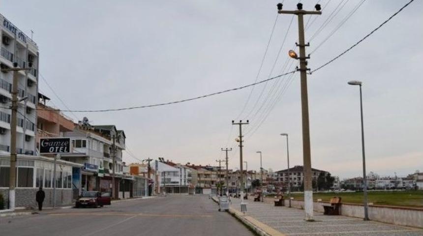 Sokak Lambaları G&uuml;nd&uuml;z Saatlerinde Yanıyor