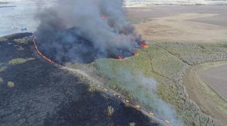 Mogan'da 201 Kuş T&uuml;r&uuml;n&uuml;n Barındığı Sazlık Alanda Yangın (2)