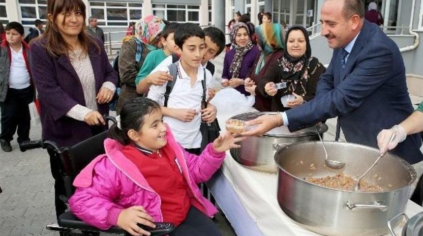 G&ouml;lbaşı Belediye Başkanı Duruay &Ouml;ğrencilere Aşure Dağıttı