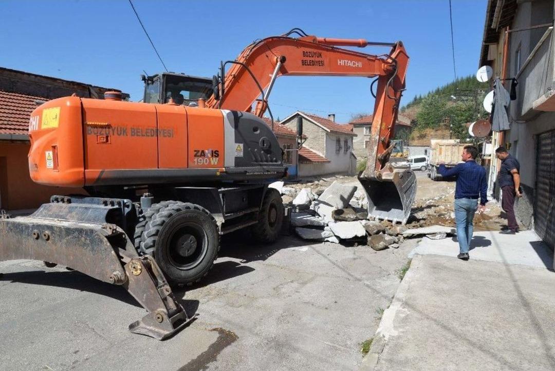 Boz&uuml;y&uuml;k Belediyesi Peyzaj &Ccedil;alışmalarını S&uuml;rd&uuml;r&uuml;yor