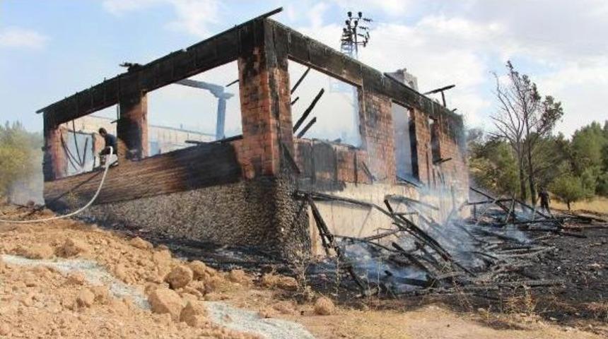 Ormanlık Alandaki Dağ Evi Yangında K&uuml;l Oldu