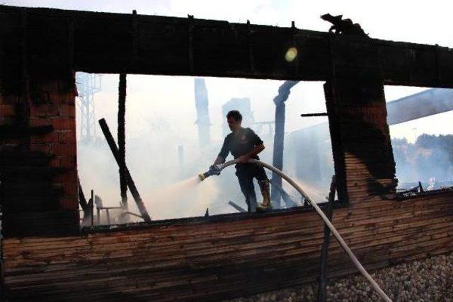 Ormanlık Alandaki Dağ Evi Yangında K&uuml;l Oldu 1