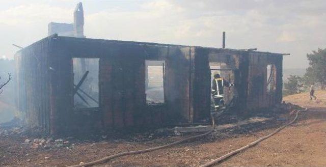 Ormanlık Alandaki Dağ Evi Yangında K&uuml;l Oldu 2