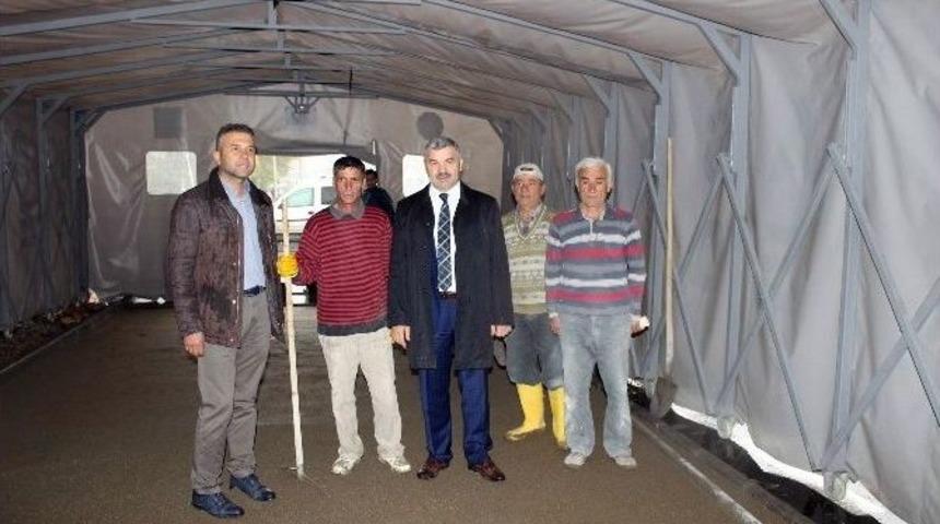 Belediyeden Yağmur Altında &Ccedil;alışan İş&ccedil;ilere &Ccedil;adırlı Koruma