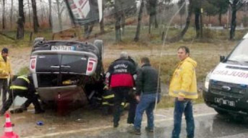 Takla Atıp Ters D&ouml;nen Otomobilde 3 Kişi Yaralandı